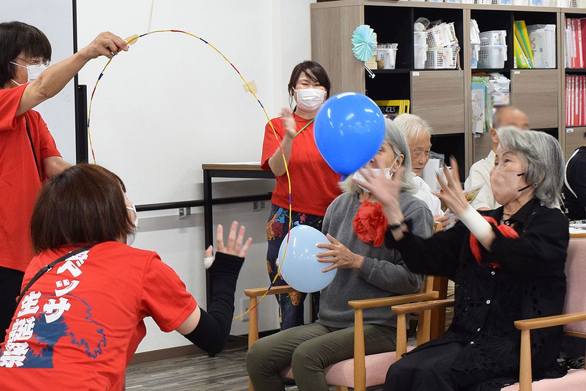 デイサービス イベントのレクリエーションで風船バレーを楽しむ利用者様2