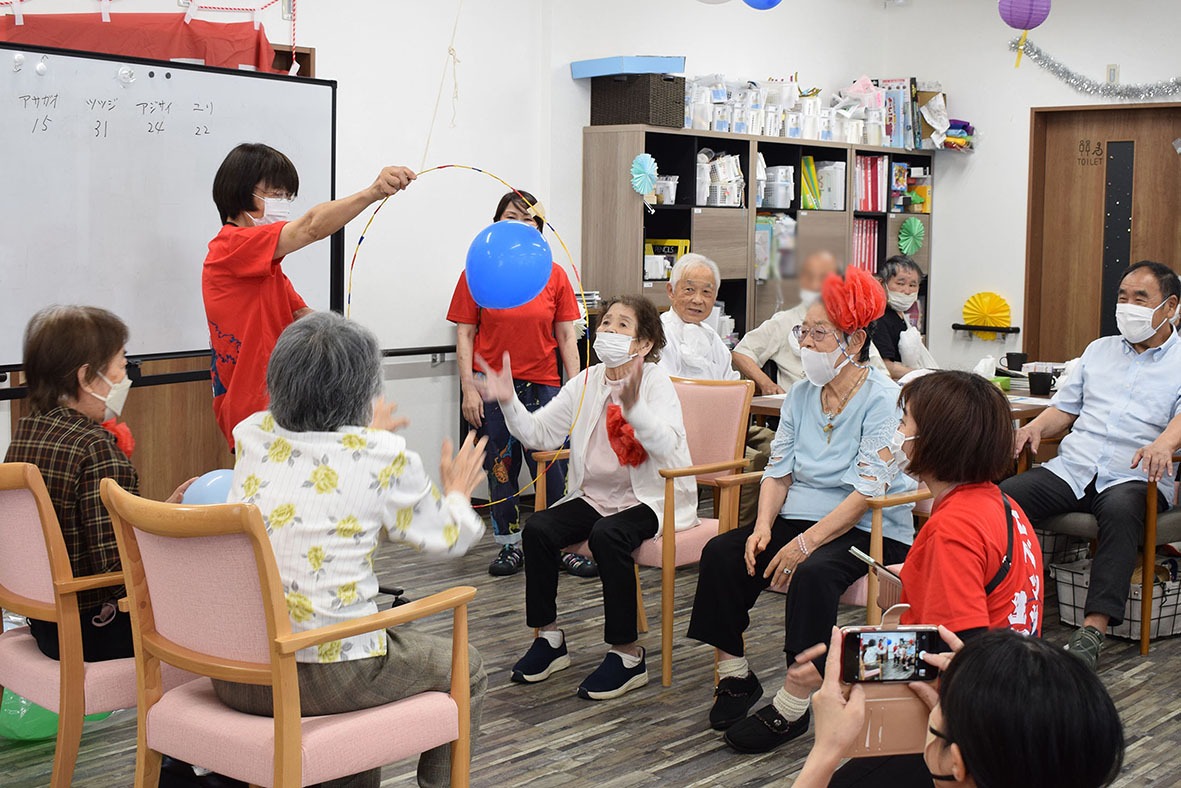 デイサービス イベントのレクリエーションで風船バレーを楽しむ利用者様1
