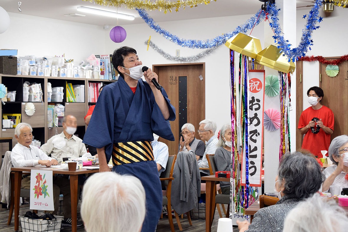デイサービス イベントのレクリエーションで風船バレーを楽しむ利用者様1