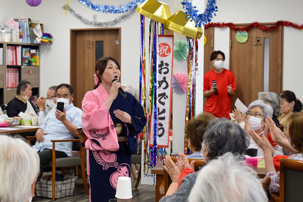 デイサービスのお祭りで演歌を熱唱するスタッフ