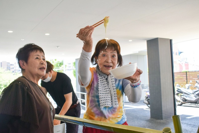デイサービスで流しそうめんを楽しむお客様