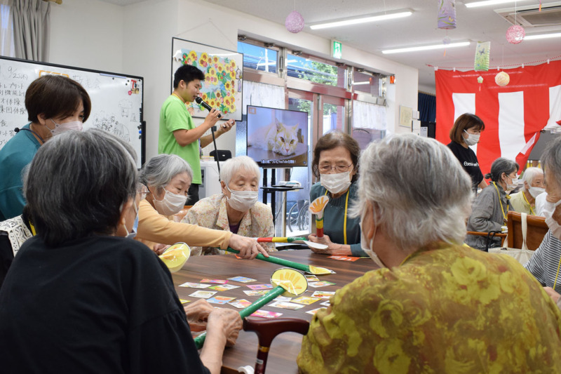 デイサービスで川柳かるたを楽しむお客様